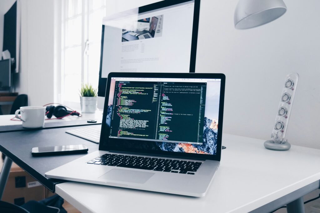 Comment la conception de sites web influence la perception de l’autorité en ligne